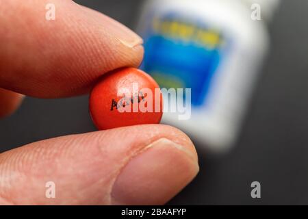 Montreal, CA 26 marzo 2020: Le dita che tengono una tavoletta Advil Ibuprofen Foto Stock