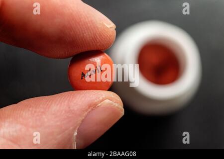 Montreal, CA 26 marzo 2020: Le dita che tengono una tavoletta Advil Ibuprofen Foto Stock
