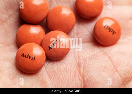 Montreal, CA 26 marzo 2020: Diverse compresse di Advil Ibuprofen in mano Foto Stock