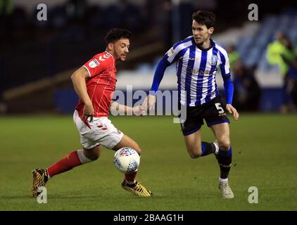 Sheffield Wednesday's Kieran Lee e Charlton Athletic's Macauley Bonne Foto Stock