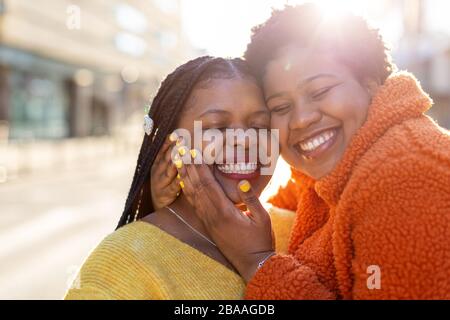 Due belle donne afro-americane in una zona urbana della città Foto Stock