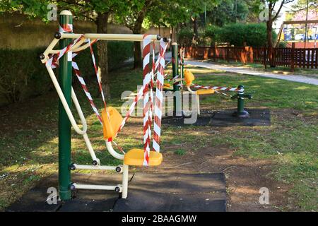 Queijas, Oeiras, Lisbona, Portogallo - 26 marzo 2020: Covid-19. Attrezzature da ginnastica in un parco pubblico, cordonate con nastro adesivo. L'uso è proibito. Foto Stock