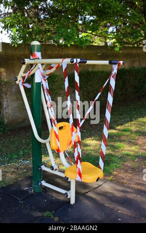 Queijas, Oeiras, Lisbona, Portogallo - 26 marzo 2020: Covid-19. Attrezzature da ginnastica in un parco pubblico, cordonate con nastro adesivo. L'uso è proibito. Foto Stock