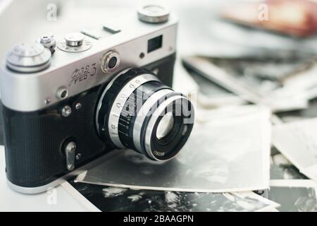 La vecchia fotocamera si trova nelle foto Foto Stock