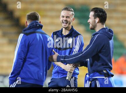 James Maddison (al centro) di Leicester City con Marc Albright (a sinistra) e ben Chilwell (a destra) Foto Stock