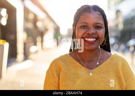 Donna afro-americana in una zona urbana Foto Stock
