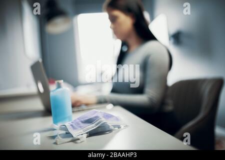Scolari studia a casa via e-learning a causa di Corona Virus Covid-19 quarantena, homeschooling Foto Stock