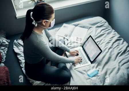Scolari studia a casa via e-learning a causa di Corona Virus Covid-19 quarantena, homeschooling Foto Stock