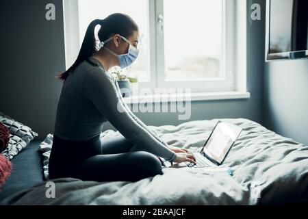 Scolari studia a casa via e-learning a causa di Corona Virus Covid-19 quarantena, homeschooling Foto Stock