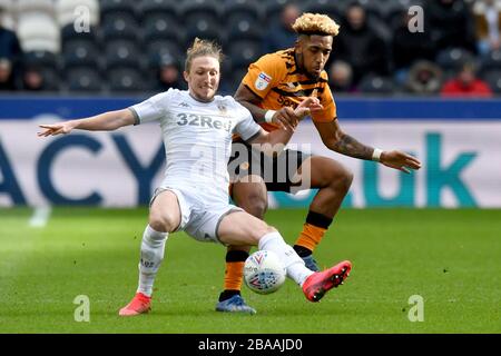 Luke Ayling (a sinistra) e Mallik Wilks di Hull City combattono per la palla Foto Stock