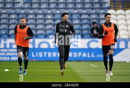 (Da sinistra a destra) Adam Matthews di Charlton Athletic, Macauley Bonne di Charlton Athletic e Andre Green di Charlton Athletic si riscaldano davanti alla partita Foto Stock