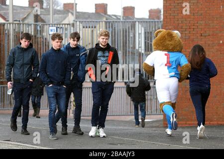 I fan arrivano prima della partita del Campionato Sky Bet a Ewood Park Foto Stock