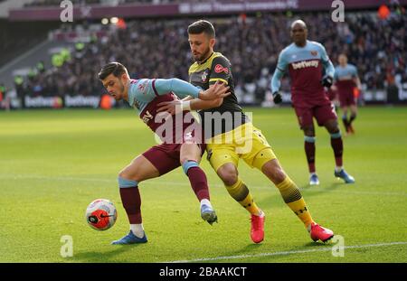 Aaron Cresswell (a sinistra) e Shane Long di Southampton combattono per la palla Foto Stock