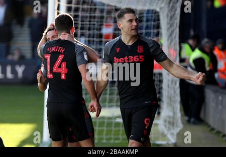 Sam Vokes di Stoke City celebra il suo fianco che ha segnato il primo obiettivo del gioco Foto Stock