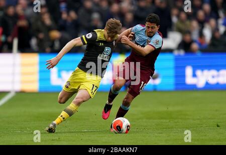 Stuart Armstrong di Southampton (a sinistra) e Pablo Fornals di West Ham United combattono per la palla Foto Stock