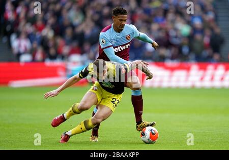 Sebastien Haller di West Ham United falli Pierre-Emile Hojbjerg di Southampton Foto Stock