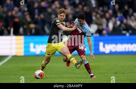 Stuart Armstrong di Southampton (a sinistra) e Pablo Fornals di West Ham United combattono per la palla Foto Stock