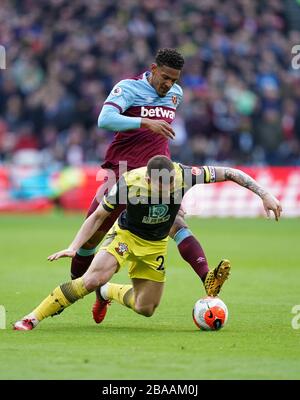 Sebastien Haller di West Ham United falli Pierre-Emile Hojbjerg di Southampton Foto Stock