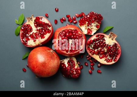 Melograno, foglie e semi su sfondo grigio, vista dall'alto Foto Stock