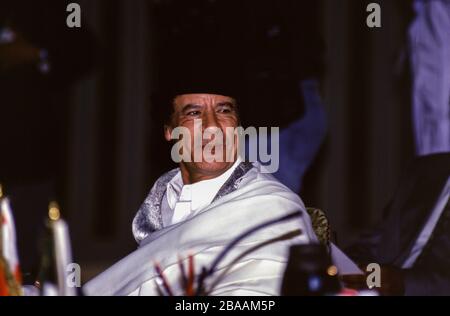 Cairo, Egitto - 21-23 giugno 1996 - il presidente libico Muammar Gheddafi al vertice arabo nella capitale egiziana, dove i leader arabi si sono riuniti per esaminare gli sviluppi nella regione e rilanciare, potenziare e intensificare l'azione congiunta araba. Foto Stock