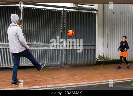 I fan di Blackburn Rovers giocano a calcio prima della partita di Sky Bet Championship a Ewood Park Foto Stock