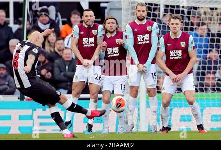 Jonjo Shelvey del Newcastle United prende un calcio libero Foto Stock