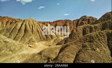 Tatacoa deserto sotto la luce del sole e un cielo blu in Colombia Foto Stock