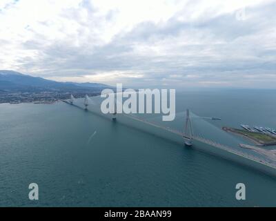 Vista aerea del lungo ponte di Rio con stallino in Grecia, con il tempo delle nuvole, stazione dei traghetti Foto Stock