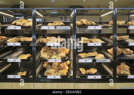 Restrizioni messe in atto a Lidl, dove il pane sciolto è stato preconfezionato per prevenire la contaminazione da Coronavirus (Covid 19). Foto Stock