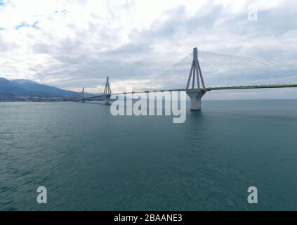 Vista aerea del lungo ponte di Rio con stallino in Grecia, con il tempo delle nuvole, stazione dei traghetti Foto Stock