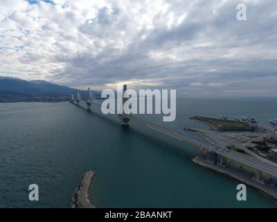 Vista aerea del lungo ponte di Rio con stallino in Grecia, con il tempo delle nuvole, stazione dei traghetti Foto Stock