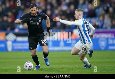 Tomer Hemed (a sinistra) di Charlton Athletic e Lewis o'Brien di Huddersfield Town combattono per la palla Foto Stock