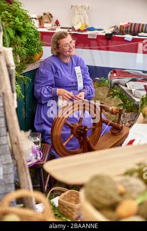 UPPER CANADA VILLAGE, MORRISBURG, ONTARIO, CANADA - 17 ottobre 2019: Gli attori giocano il ruolo di residenti, in un festival medievale in Ontario Open Air HE Foto Stock