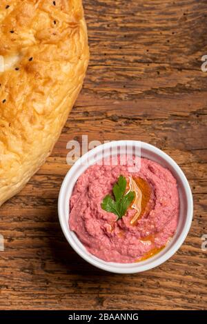 humus arabo spalmato con pane Foto Stock