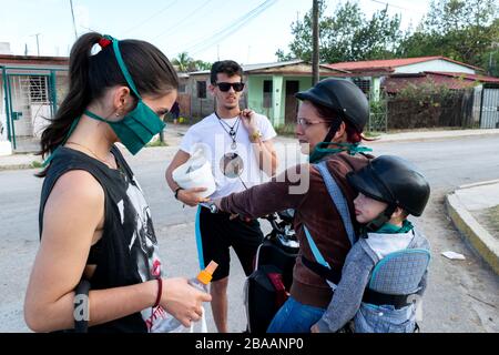 Un incontro di famiglia in strada durante i primi giorni del covid-19 a Cuba. Foto Stock