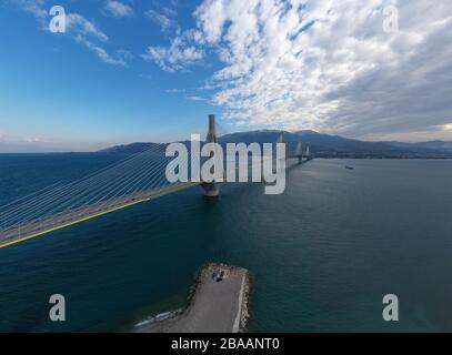 Vista aerea del lungo ponte di Rio con stallino in Grecia, con il tempo delle nuvole, stazione dei traghetti Foto Stock