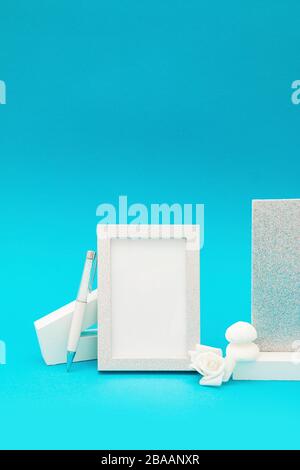 Cornice grigia lucida per testo con dettagli e decorazioni su sfondo blu Foto Stock