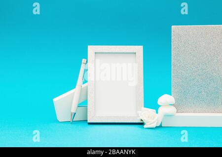 Cornice grigia lucida per testo con dettagli e decorazioni su sfondo blu Foto Stock