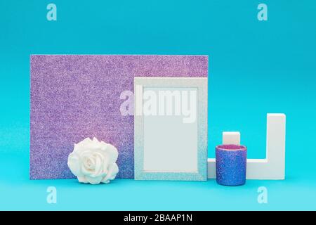 Cornice grigia lucida per testo con dettagli e decorazioni su sfondo blu Foto Stock