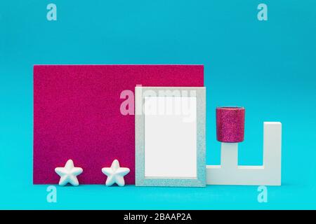 Cornice grigia lucida per testo con dettagli e decorazioni su sfondo blu Foto Stock