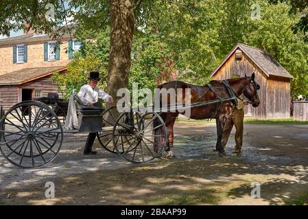 TOP CANADIAN VILLAGE, MORRISBURG, ONTARIO, CANADA - 17 OTTOBRE 2019. Coachman con un cavallo e un cavallo all'Ontario Open Air Museum. Viaggio a Cana Foto Stock