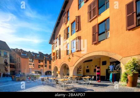 Vista sulla strada del quartiere residenziale nel centro della città vecchia di Annecy. alpi francesi, Francia Foto Stock