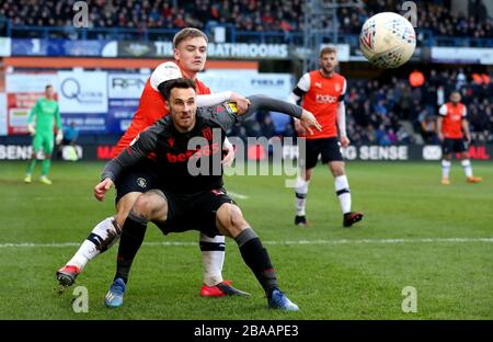 Lee Gregory di Stoke City batte con Luke Bolton di Luton Town Foto Stock