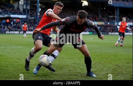 Lee Gregory di Stoke City in azione con Matty Pearson di Luton Town Foto Stock