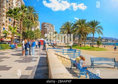 Vista sul lungomare di Paseo Maritimo lungo la spiaggia di Malagueta.Malaga, Spagna Foto Stock