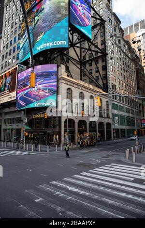 Empty Times Square a causa dello scoppio del coronavirus COVID-19 a New York Foto Stock