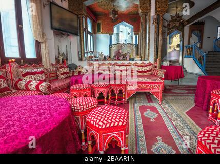 Interni della hall dell'hotel con decorazioni tradizionali in stile arabo colorato. Chefchaouen, Marocco Foto Stock