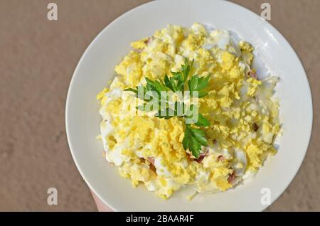 Insalata con uova sul piatto Foto Stock
