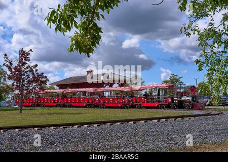 Morrisburg, Canada 17 ottobre 2019: Ontario Heritage Open Air Museum, Upper Canada Village, il treno al parco a tema. Stile di vita in Canada. Foto Stock