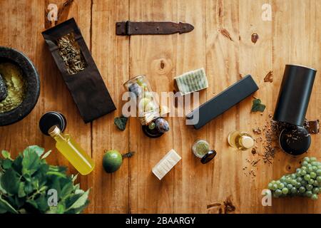Varie erbe, frutta, fiori e spezie sul tavolo di legno Foto Stock